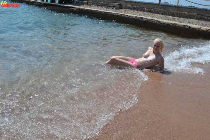 rubia-natural-topless-playero-6