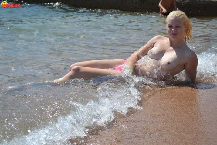 rubia-natural-topless-playero-7