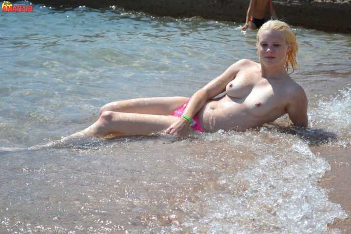 rubia-natural-topless-playero-8