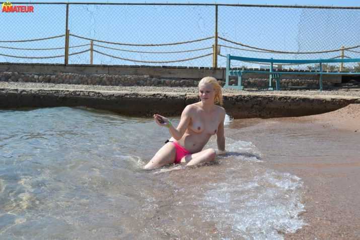 rubia-natural-topless-playero-9