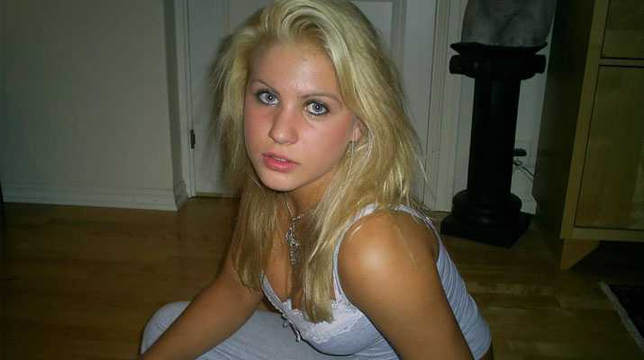 Hermosa rubia follando por el culo
