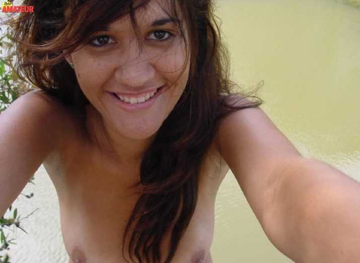 latina-desnuda-en-el-monte-10