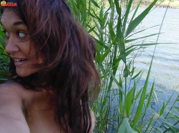 latina-desnuda-en-el-monte-27