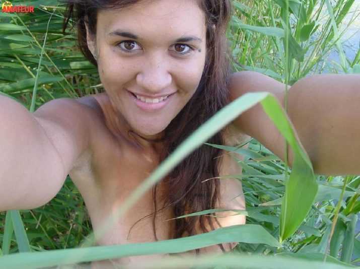 latina-desnuda-en-el-monte-3