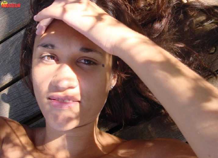 latina-desnuda-en-el-monte-36