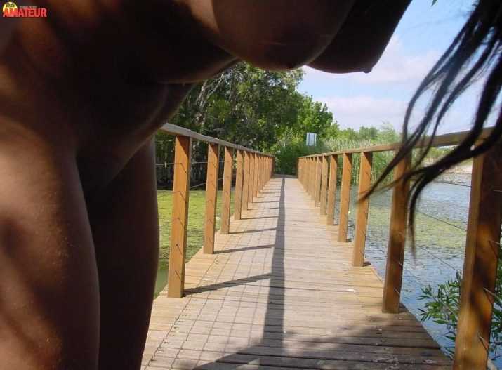 latina-desnuda-en-el-monte-8