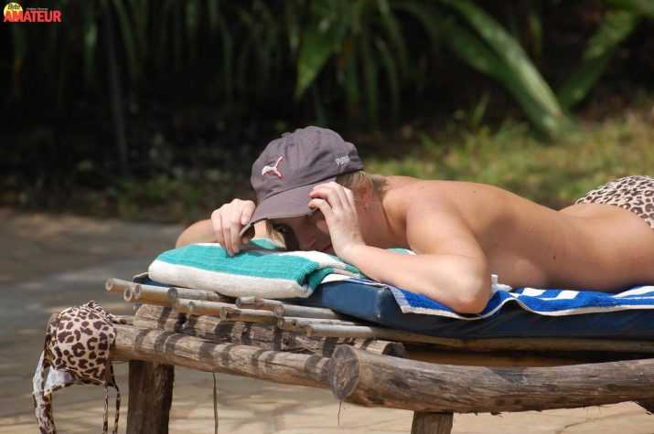 madura-rubia-desnuda-en-la-playa-1
