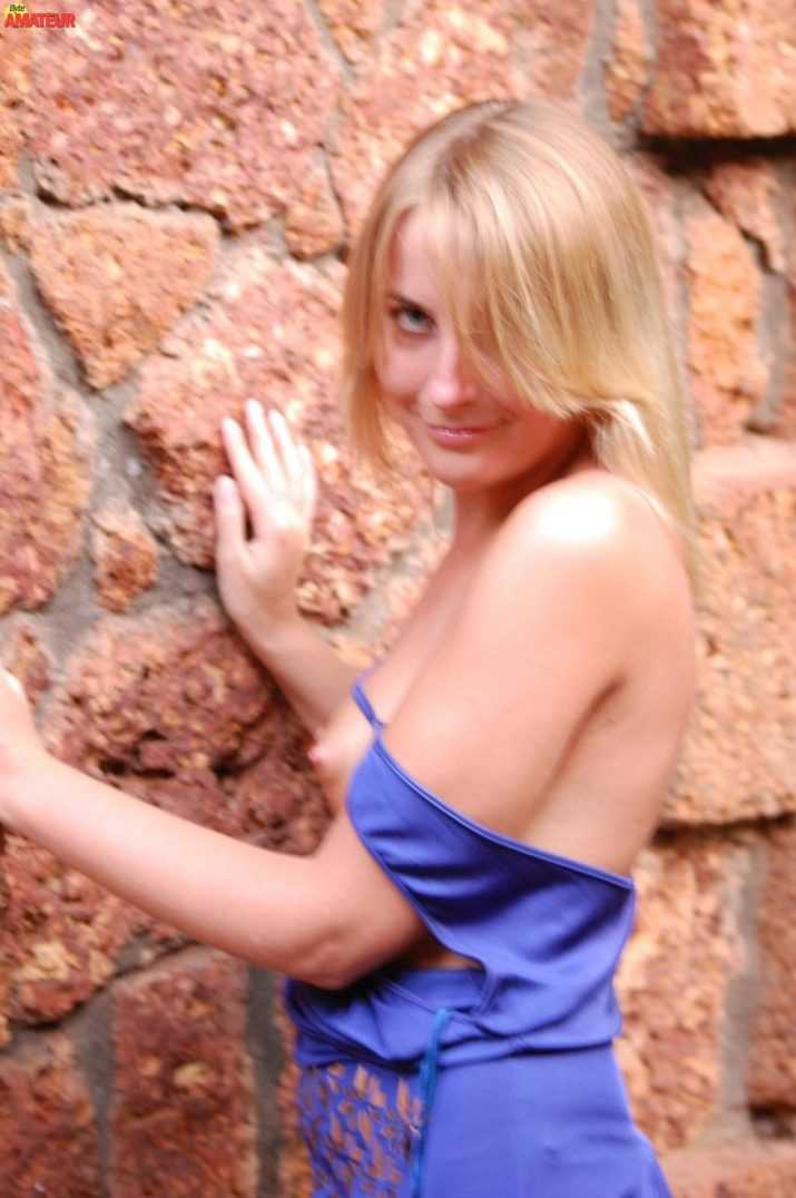 madura-rubia-desnuda-en-la-playa-19