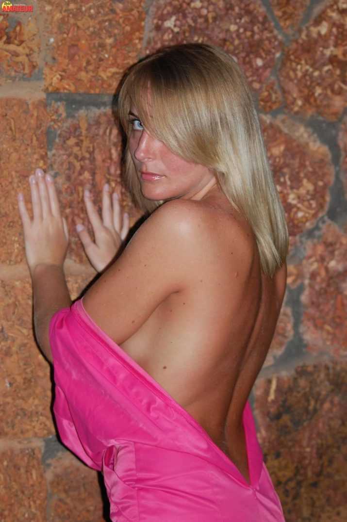 madura-rubia-desnuda-en-la-playa-20