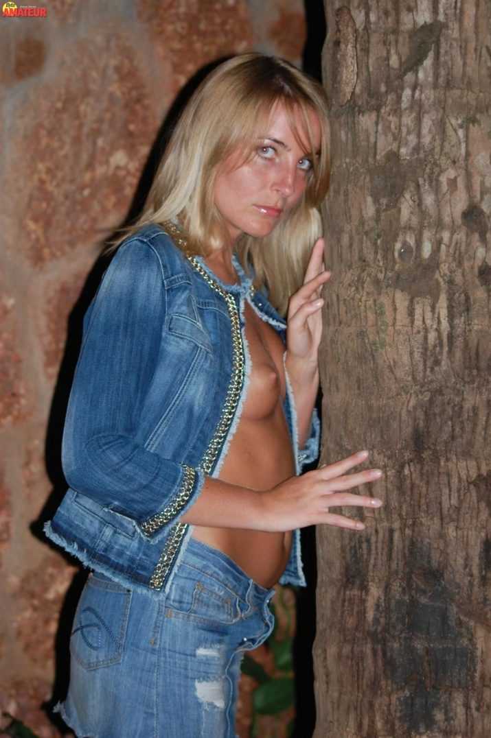 madura-rubia-desnuda-en-la-playa-22