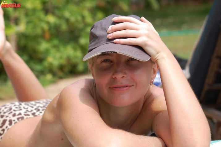 madura-rubia-desnuda-en-la-playa-6