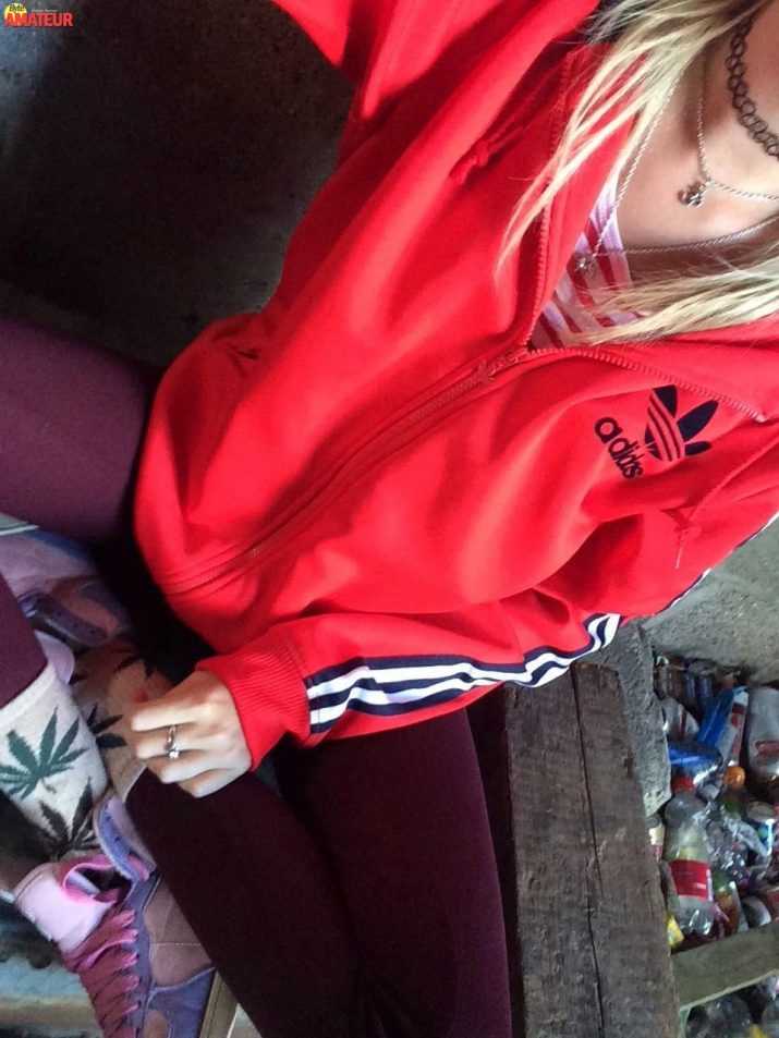 rubia-delgada-selfie-porno-10
