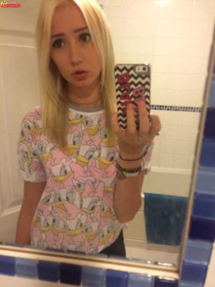 rubia-delgada-selfie-porno-28