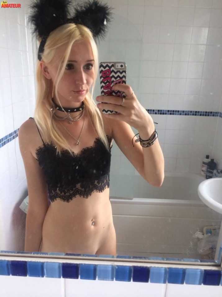 rubia-delgada-selfie-porno-30