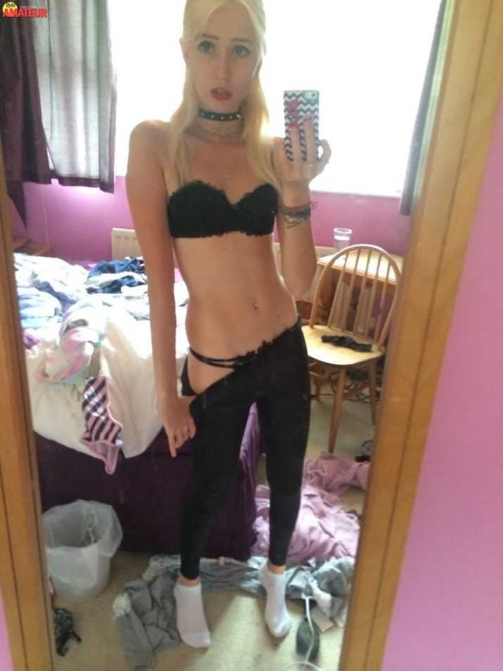 rubia-delgada-selfie-porno-36