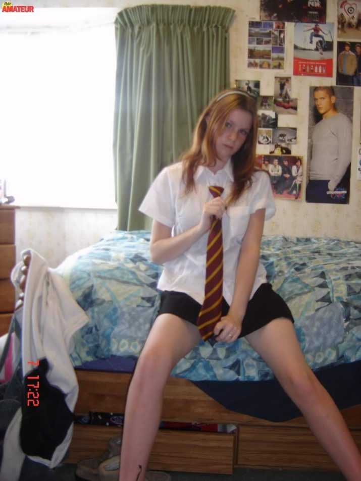 teen-pelirroja-abriendose-el-cono-10