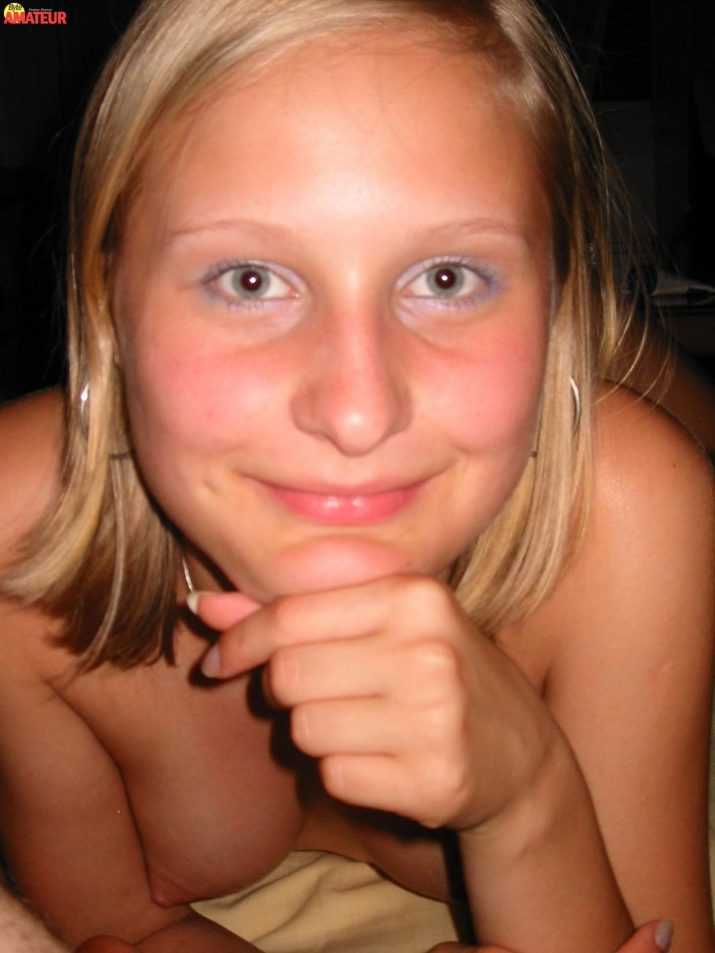 teen-rubia-ojos-azules-desnuda-35