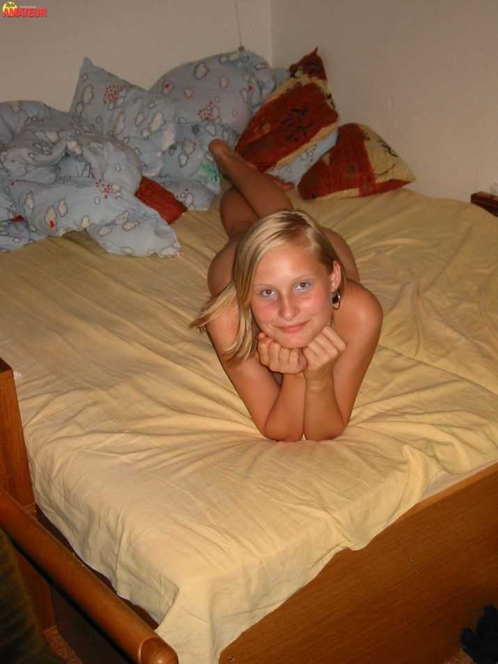 teen-rubia-ojos-azules-desnuda-37