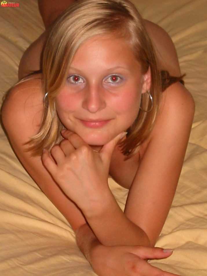teen-rubia-ojos-azules-desnuda-39