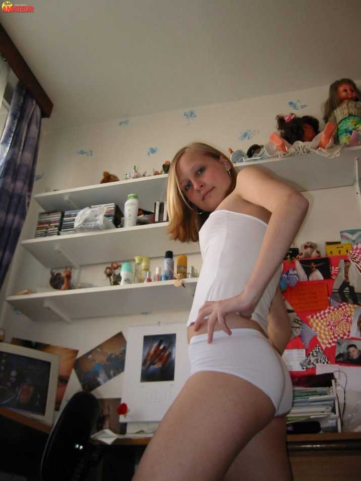 teen-rubia-ojos-azules-desnuda-8