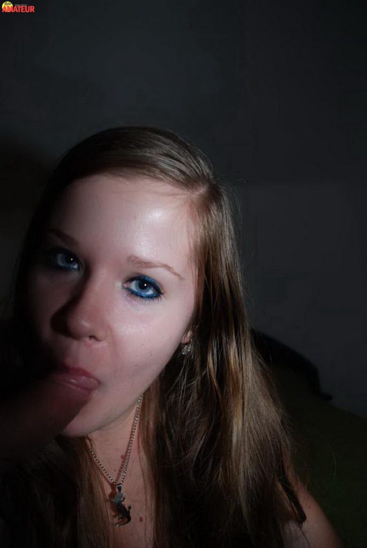 adorable-rubia-chupando-polla-12