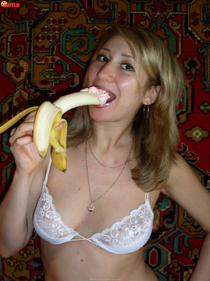 ama-de-casa-rubia-mamando-1