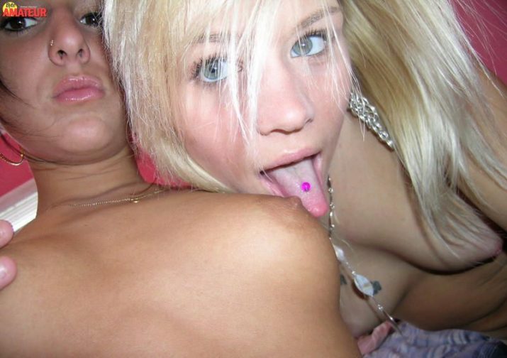 dos-hermosas-lesbianas-desnudas-13