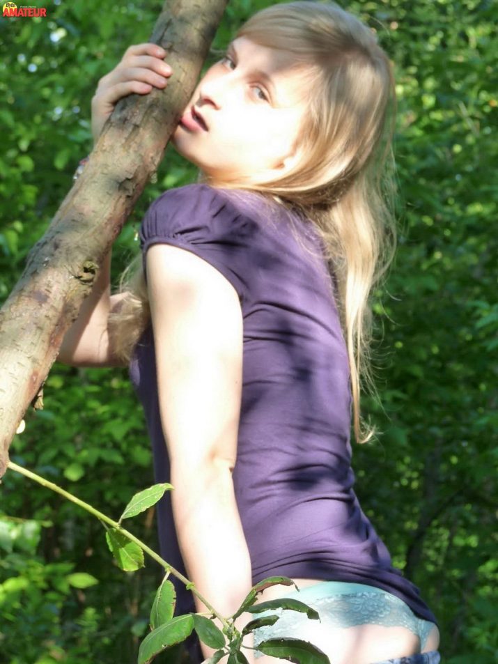 dos-jovencitas-rubias-desnudas-en-el-bosque-35