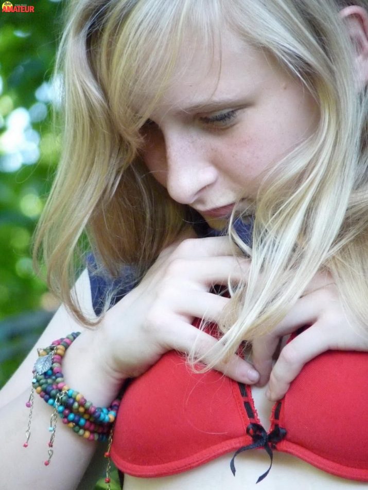 dos-jovencitas-rubias-desnudas-en-el-bosque-43