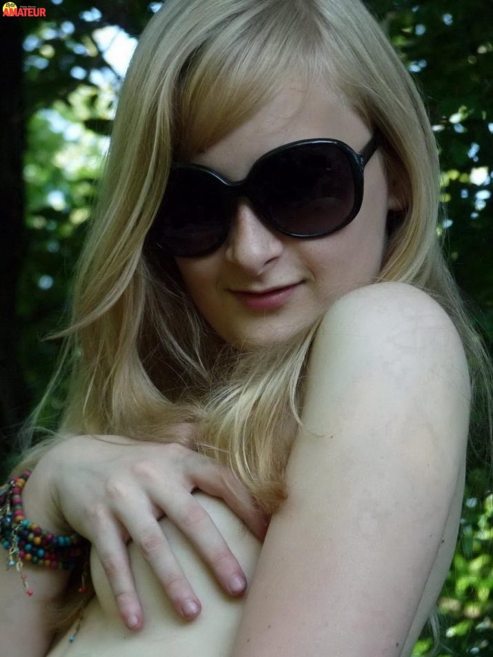dos-jovencitas-rubias-desnudas-en-el-bosque-46