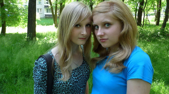 Dos jovencitas rubias desnudas en el bosque
