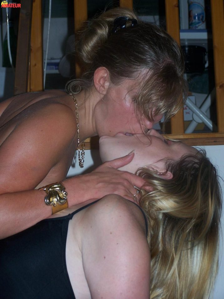 dos-maduras-lesbianas-en-orgia-swinger-27