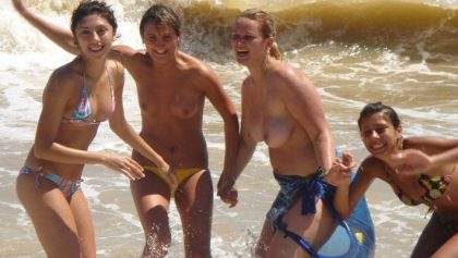 Amigas desnudas en la playa