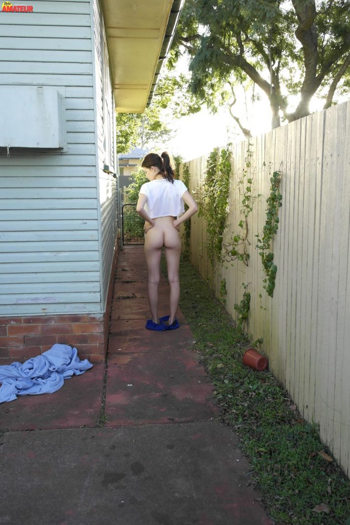 ashlee-maree-desnuda-al-aire-libre-22