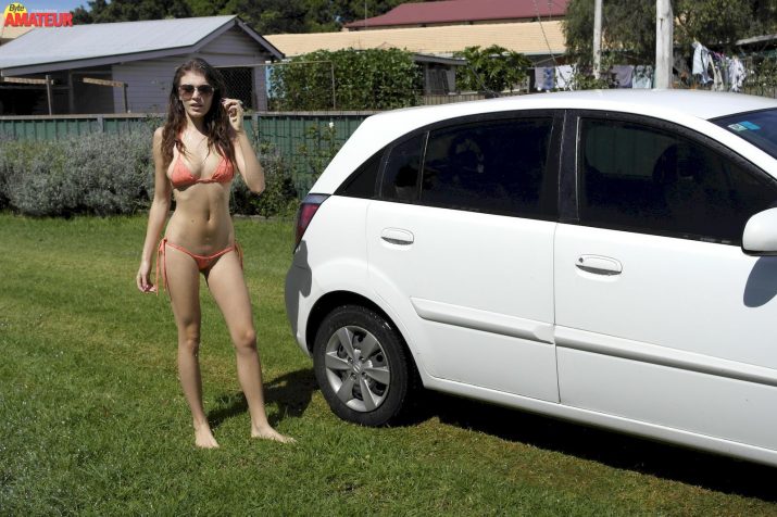 ashlee-maree-lavando-el-auto-desnuda-11