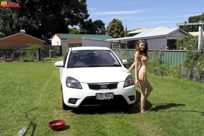 ashlee-maree-lavando-el-auto-desnuda-5