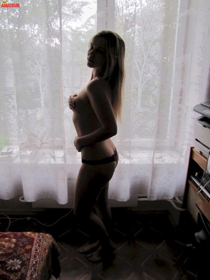 chaparrita-rubia-desnuda-12