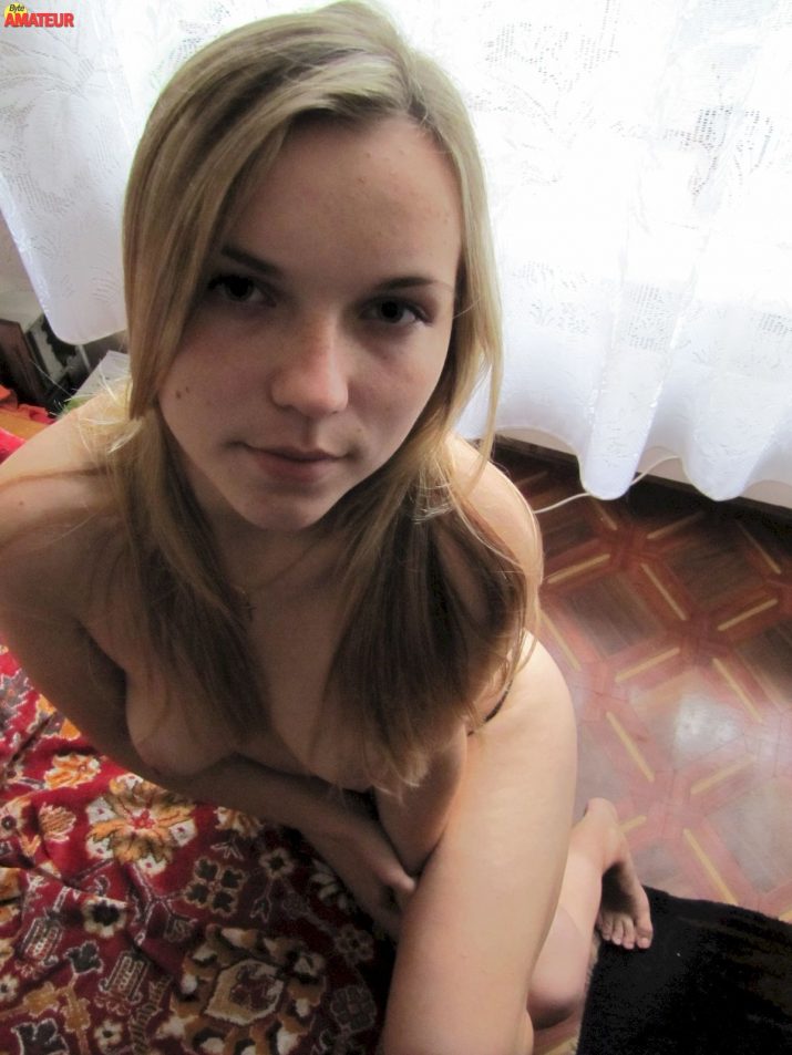 chaparrita-rubia-desnuda-23