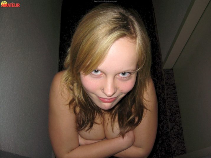 chaparrita-rubia-posando-desnuda-38