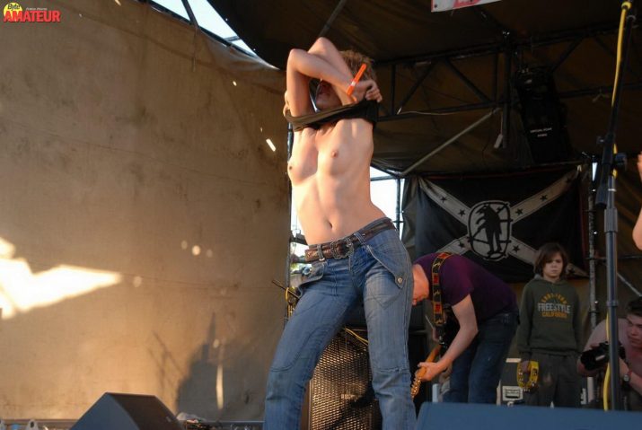 chicas-desnudas-en-concierto-de-rock-23