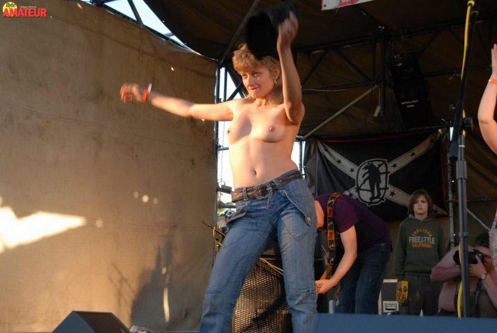 chicas-desnudas-en-concierto-de-rock-24