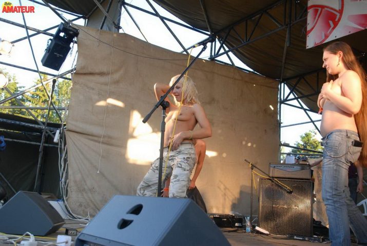 chicas-desnudas-en-concierto-de-rock-29