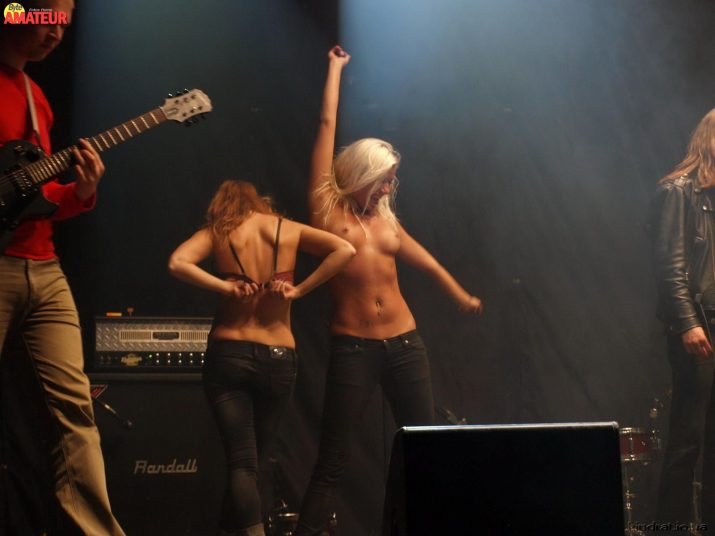 chicas-desnudas-en-concierto-de-rock-52