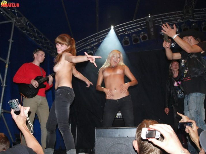 chicas-desnudas-en-concierto-de-rock-61