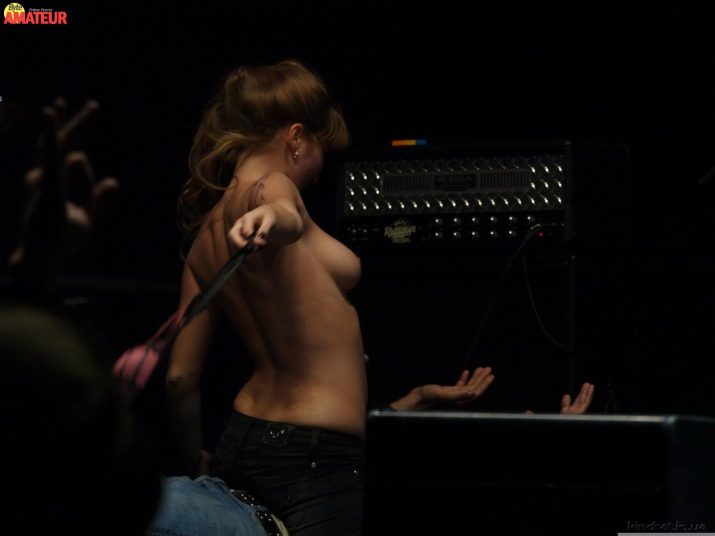 chicas-desnudas-en-concierto-de-rock-63