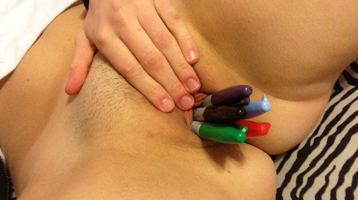 Jovencita con lapiceros en el cono