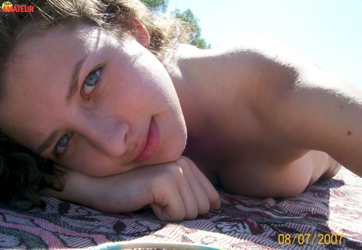jovencita-tetona-desnuda-en-la-playa-1