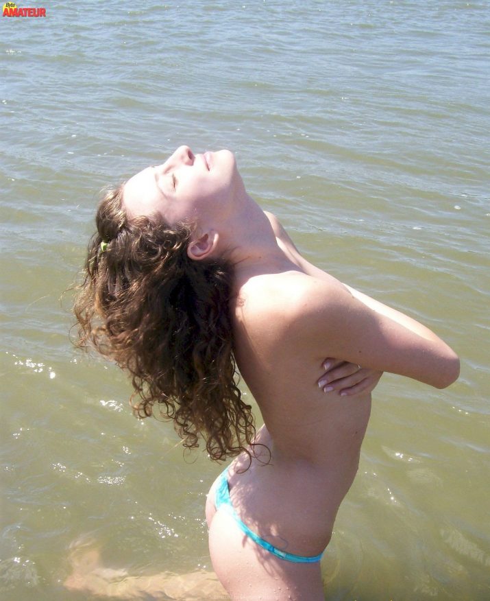 jovencita-tetona-desnuda-en-la-playa-11