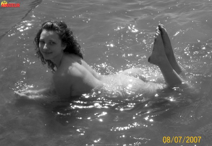 jovencita-tetona-desnuda-en-la-playa-15