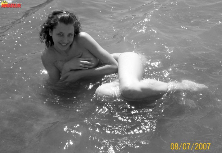 jovencita-tetona-desnuda-en-la-playa-17